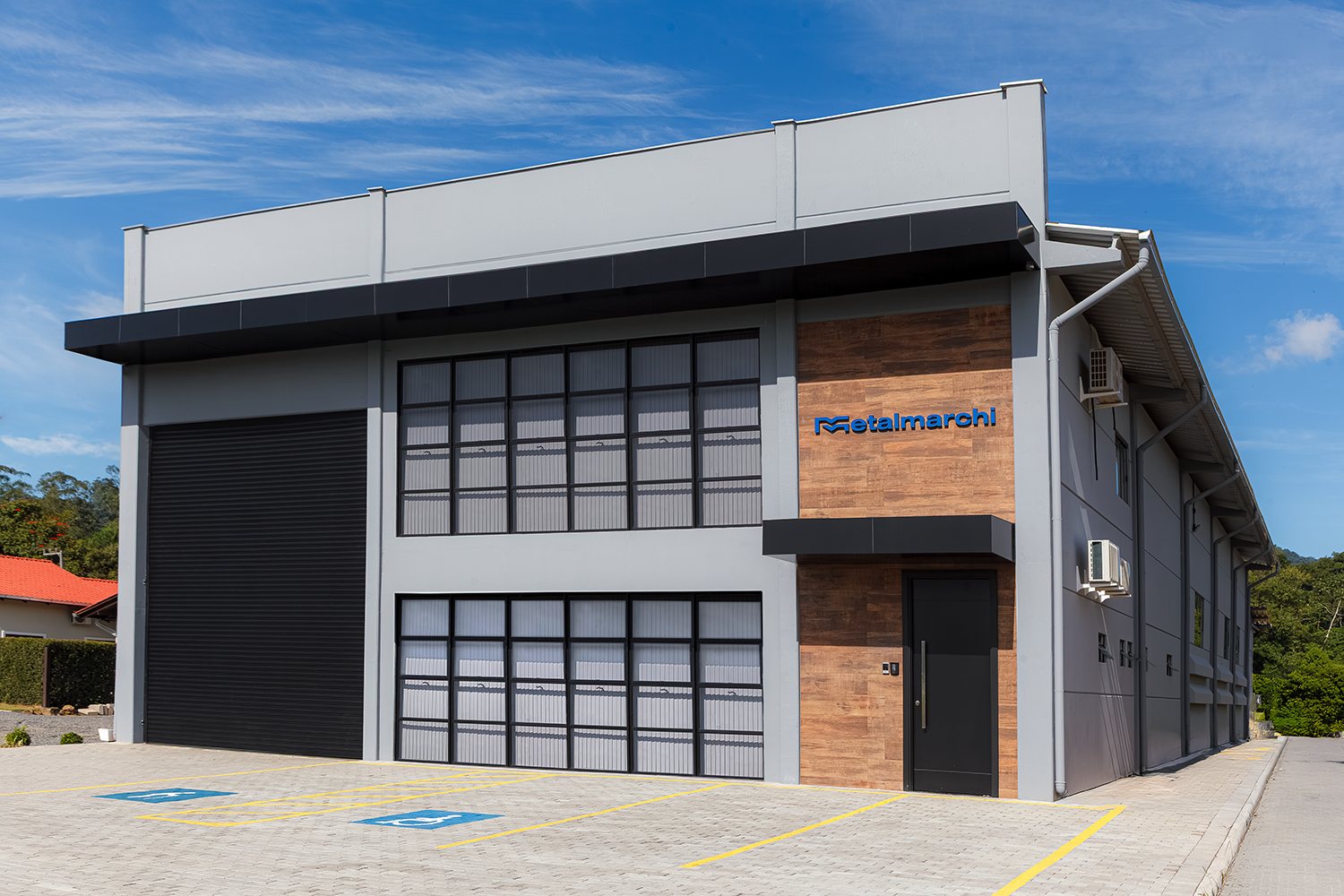 Fachada da sede própria da Metalmarchi em Jaraguá do Sul, arquitetura moderna